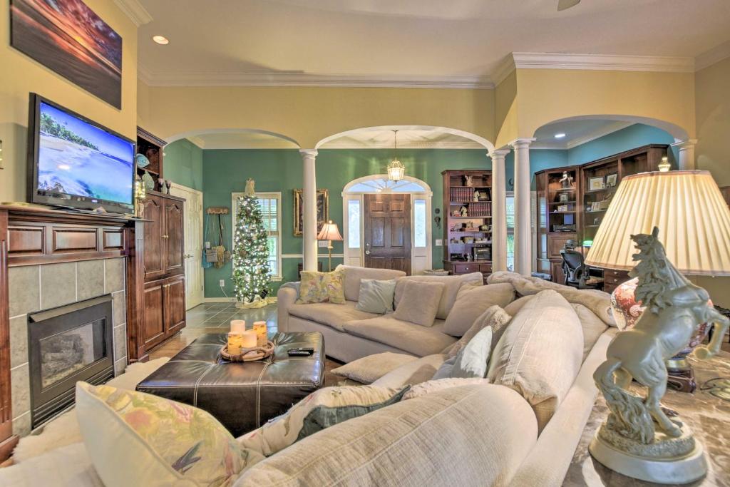 Cottage Garden Home with Screened Patio and Yard! - image 5