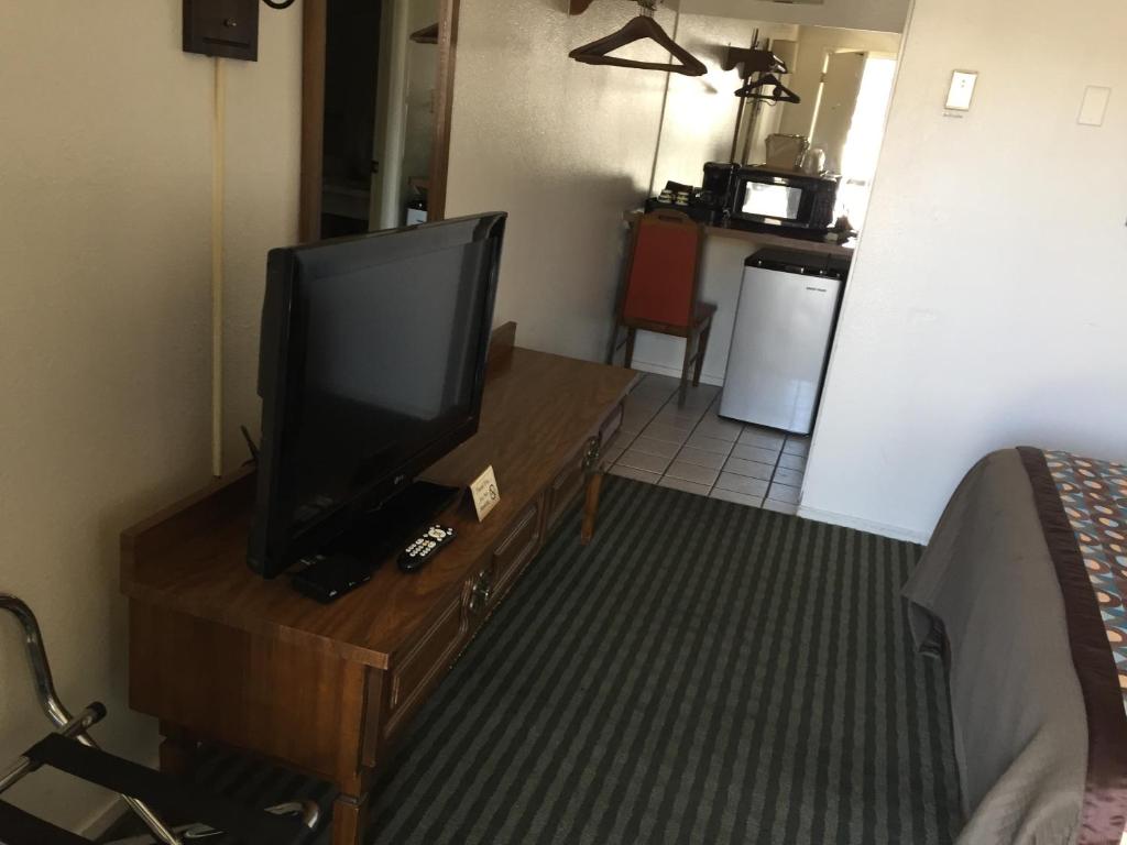 Sunrise Motel - image 7