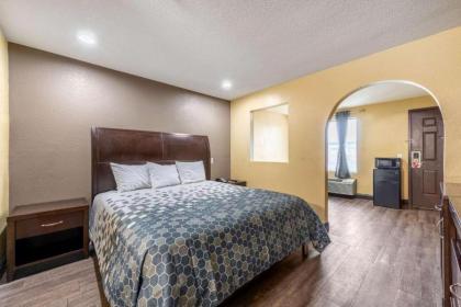 Econo Lodge Inn & Suites - image 10