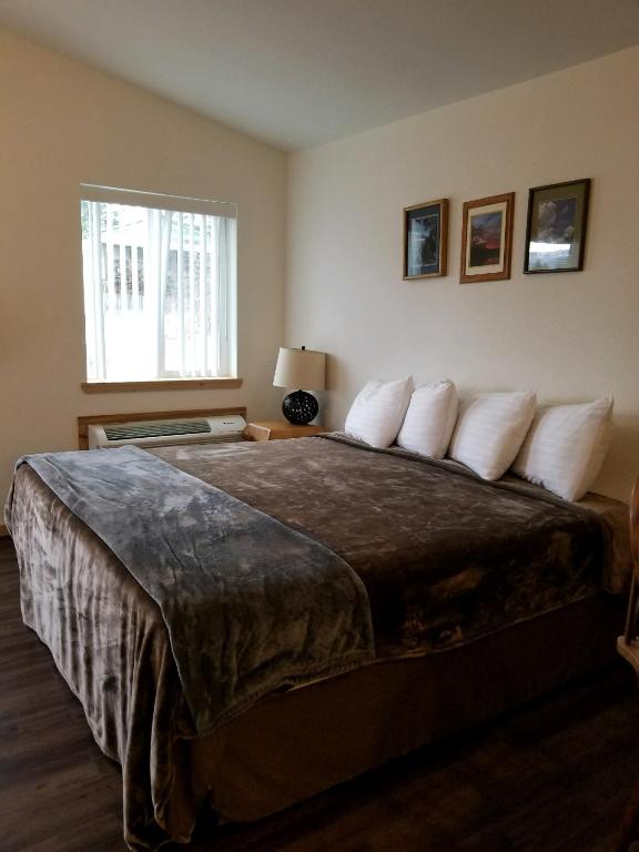 Moose Inn - image 3