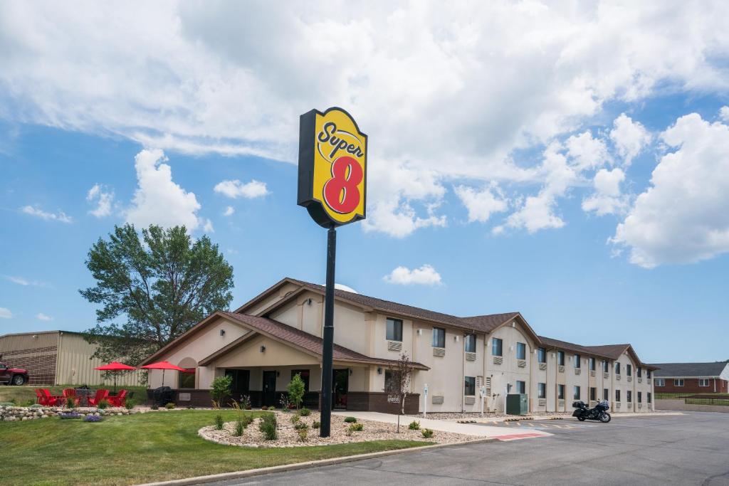 Super 8 by Wyndham Spirit Lake/Okoboji - image 7