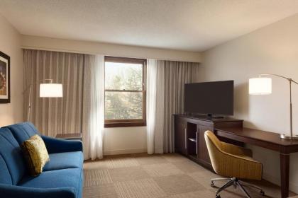 Hampton Inn and Suites Springdale - image 10