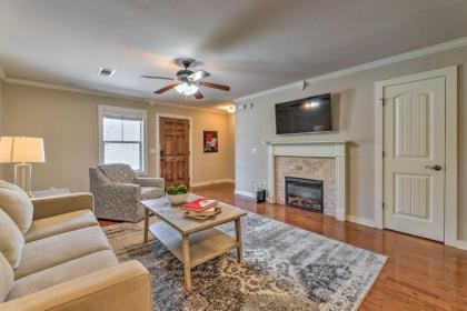 Charming Springdale townhome about 5 mi to Dtwn Springdale Arkansas