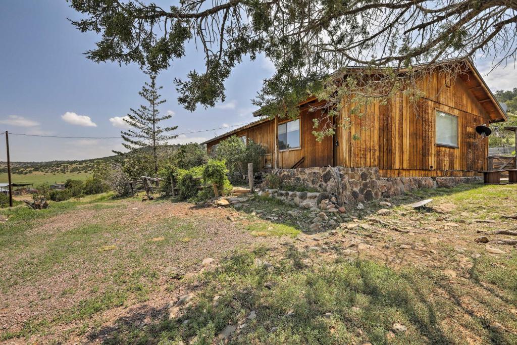 Peaceful Ranch Cabin with Scenic Views 6 Mi to Town - main image