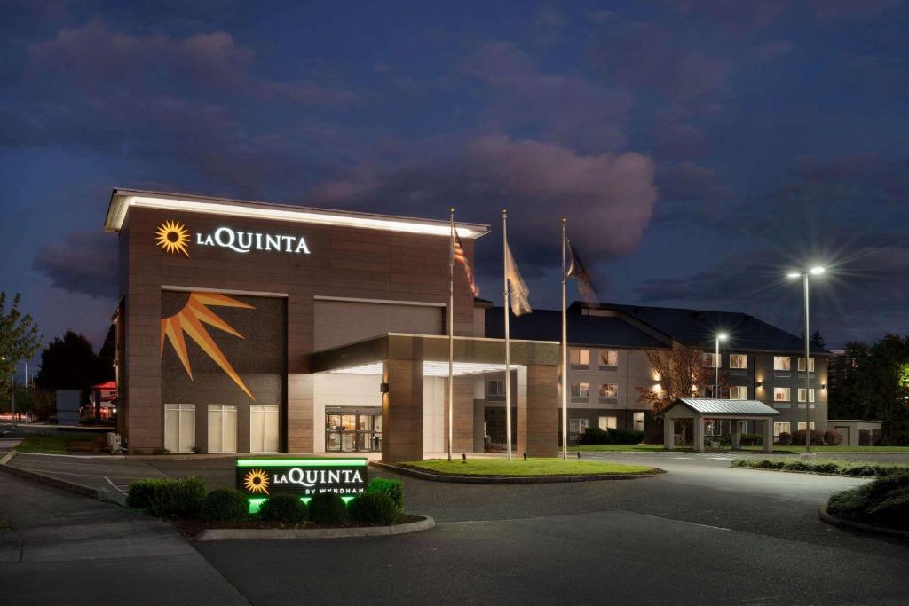 La Quinta Inn & Suites by Wyndham Springfield - main image