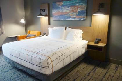 La Quinta Inn & Suites by Wyndham Springfield - image 10