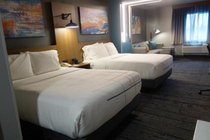 La Quinta Inn & Suites by Wyndham Springfield - image 12