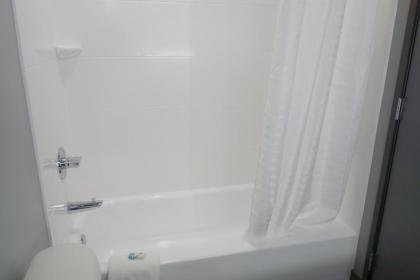 La Quinta Inn & Suites by Wyndham Springfield - image 14