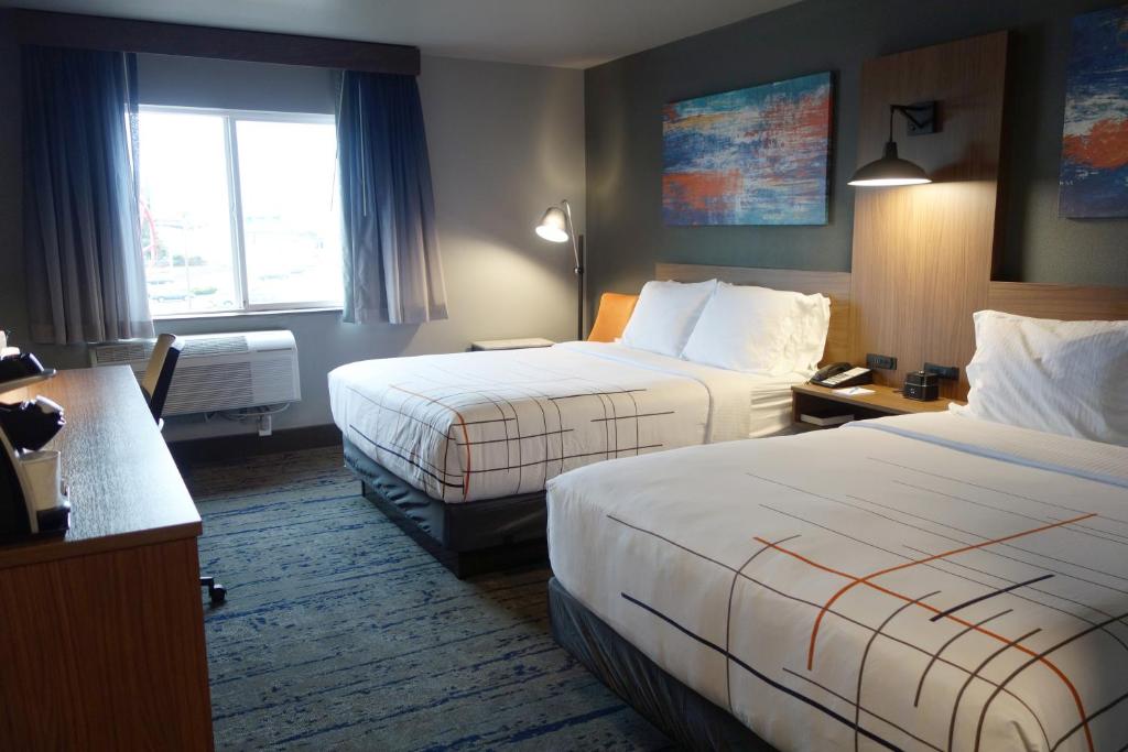 La Quinta Inn & Suites by Wyndham Springfield - image 3