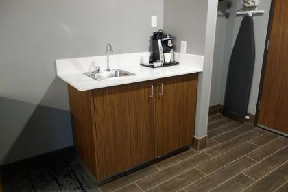 La Quinta Inn & Suites by Wyndham Springfield - image 9