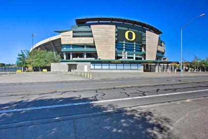 Pet-Friendly Home with Grill 2 Mi to Autzen Stadium! - image 10