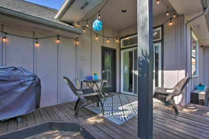 Pet-Friendly Home with Grill 2 Mi to Autzen Stadium! - image 14