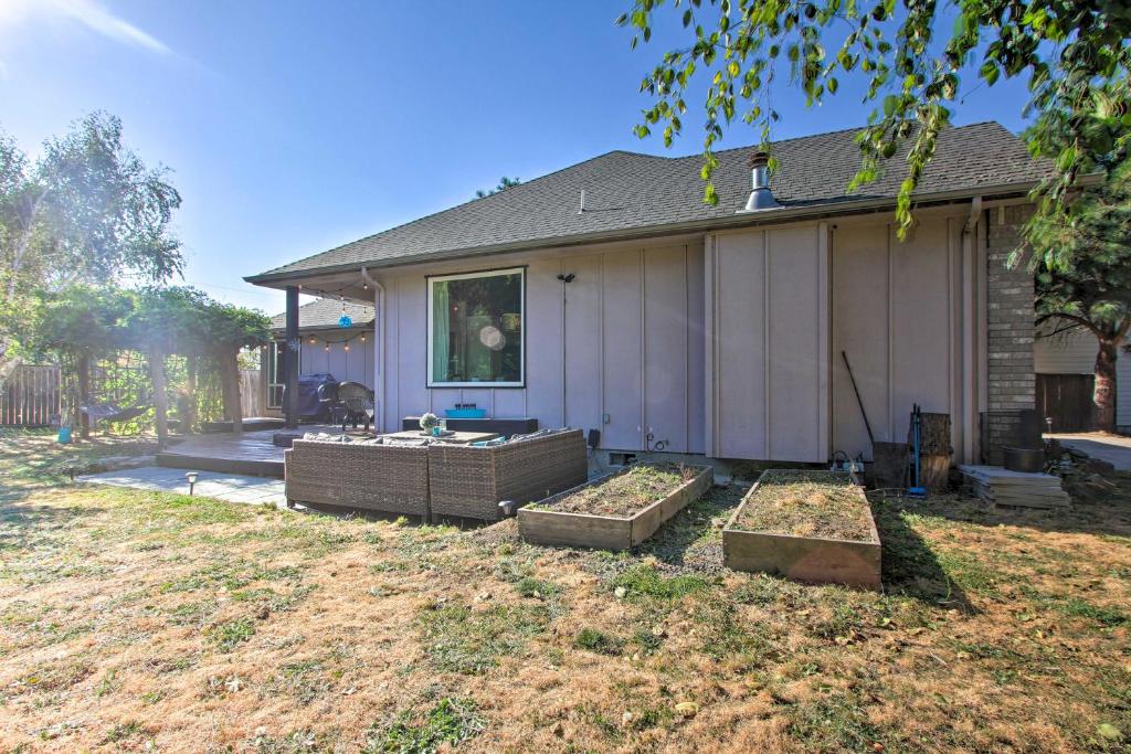 Pet-Friendly Home with Grill 2 Mi to Autzen Stadium! - image 2