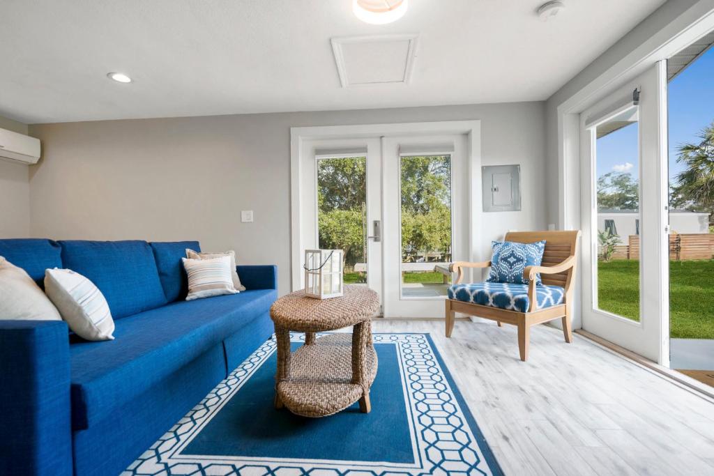 Coral Cottage Stylish Studio Suite on Canal Walkable to Beach Private Parking - main image