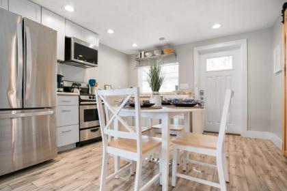 Coral Cottage Stylish Studio Suite on Canal Walkable to Beach Private Parking - image 12