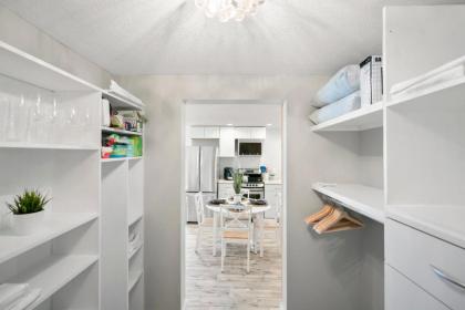 Coral Cottage Stylish Studio Suite on Canal Walkable to Beach Private Parking - image 18