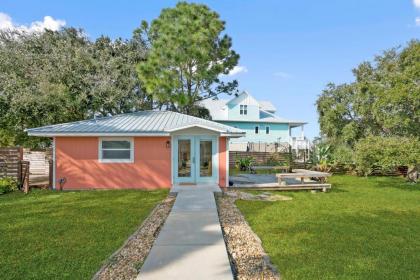 Coral Cottage Stylish Studio Suite on Canal Walkable to Beach Private Parking - image 4
