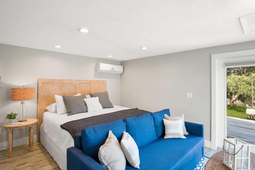 Coral Cottage Stylish Studio Suite on Canal Walkable to Beach Private Parking - image 6