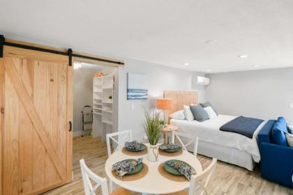 Coral Cottage Stylish Studio Suite on Canal Walkable to Beach Private Parking - image 9