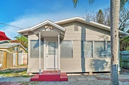 Quiet Cottage Less than half mile to Gulf Coast and Boardwalk St Pete Beach