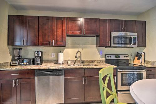 Cozy Pet Friendly Palms about 4 Miles to St Pete Beach - image 5