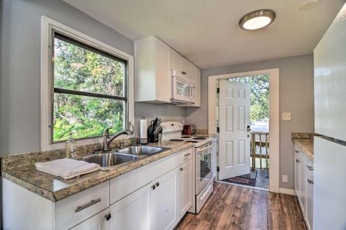 Cozy Beach Apt with Pool 3 Mi to St Pete! - image 2