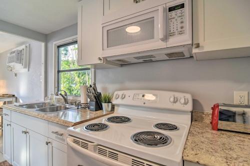 Cozy Beach Apt with Pool 3 Mi to St Pete! - image 4