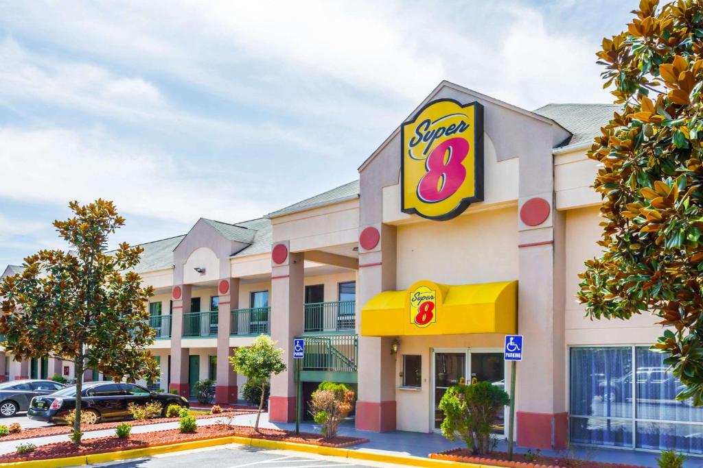 Super 8 by Wyndham Stafford - main image
