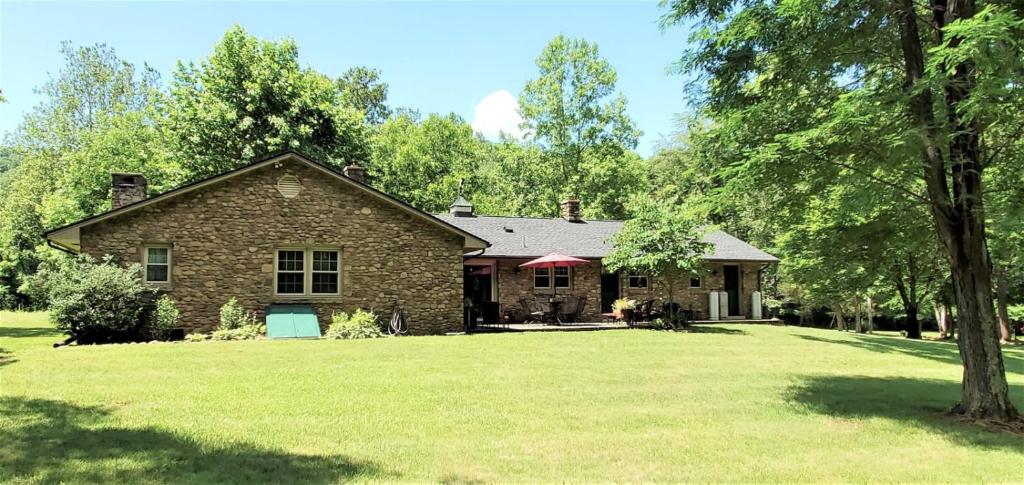 Amos`s Willow Bend Stone Cottage - image 3
