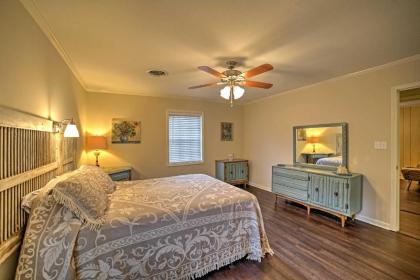 Charming Starkville House with Yard   2 mi to mSU
