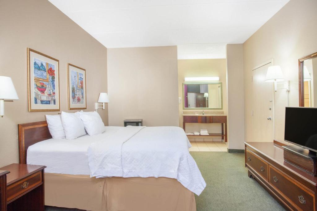 Days Inn by Wyndham Statesboro - image 6