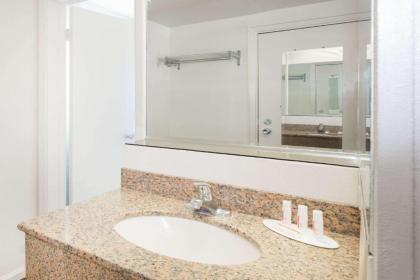 Knights Inn Statesboro - image 2