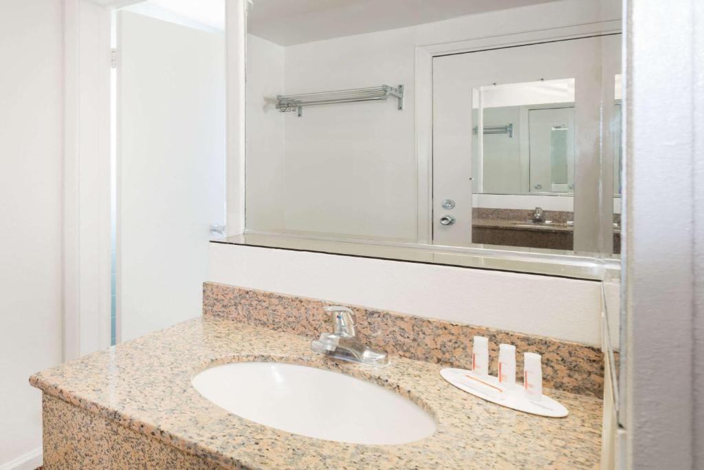 Knights Inn Statesboro - image 2