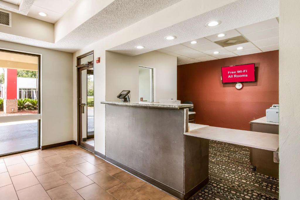 Red Roof Inn & Suites Statesboro - University - image 5