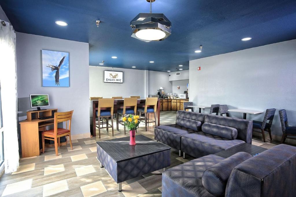 Eagles Nest Inn - image 4