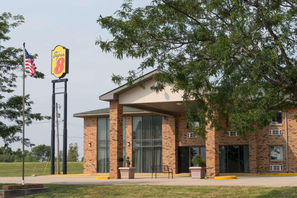 Super 8 by Wyndham Staunton - main image