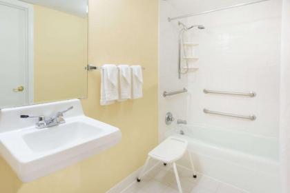 Days Inn by Wyndham Staunton - image 8