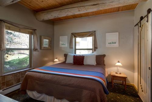 Mariposa Lodge Bed and Breakfast - image 5