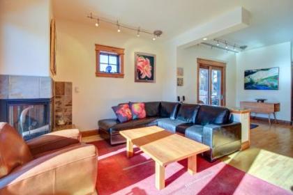 Upscale Majestic Valley Townhome - image 3