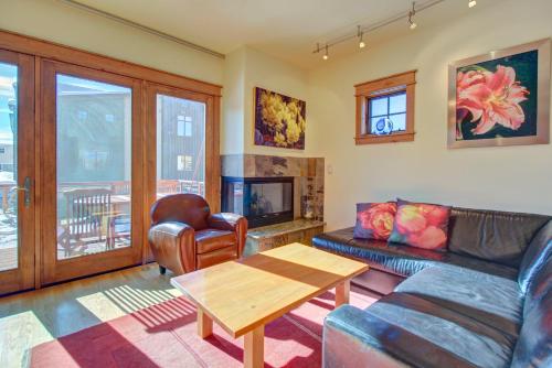 Upscale Majestic Valley Townhome - image 4