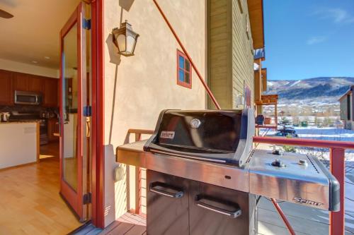 Upscale Majestic Valley Townhome - image 5