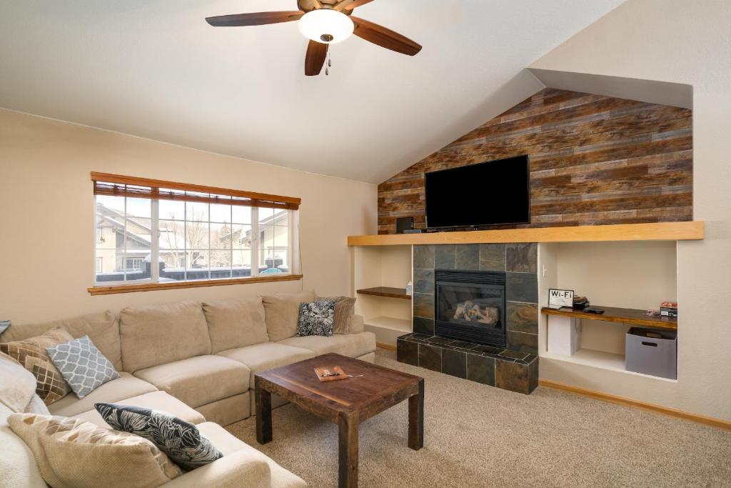 #1018 3 Bed 3 Bath Mountain Townhome - main image