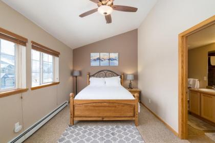 #1018 3 Bed 3 Bath Mountain Townhome - image 11