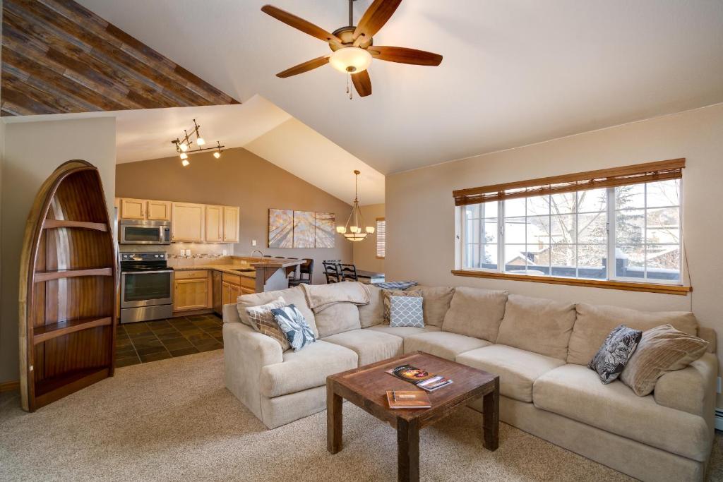 #1018 3 Bed 3 Bath Mountain Townhome - image 3
