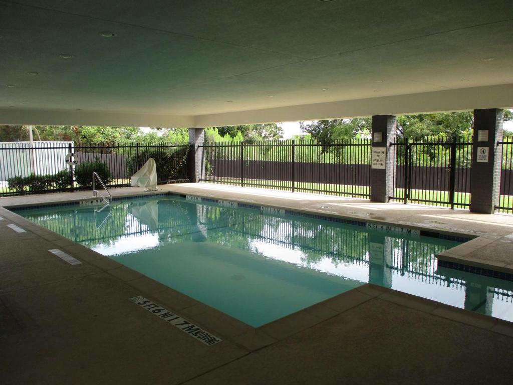 Best Western Plus Stephenville Inn - image 7