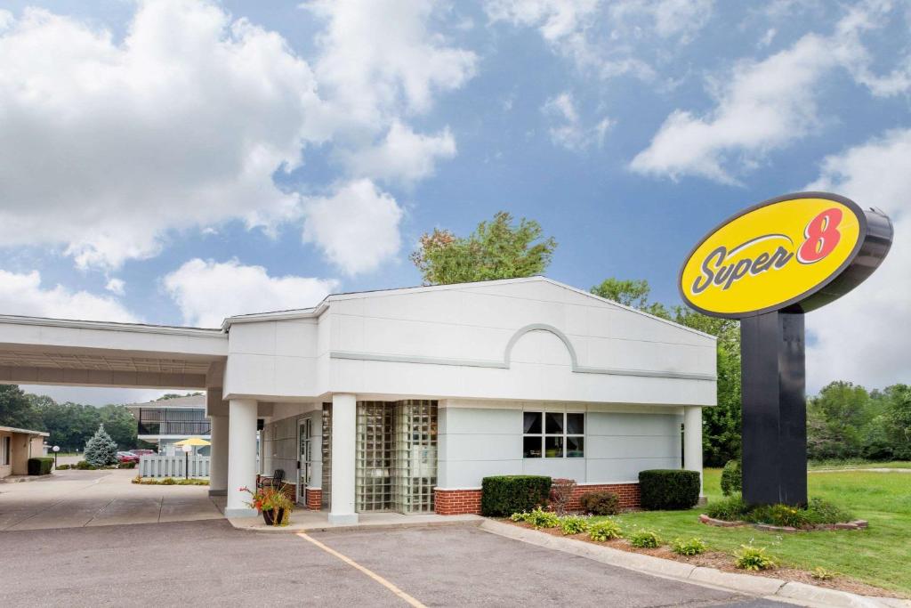 Super 8 by Wyndham Stevensville - main image