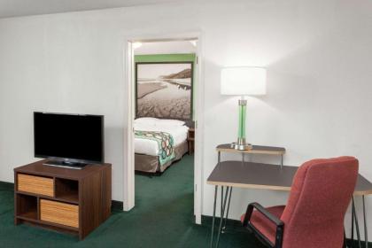 Super 8 by Wyndham Stevensville - image 11