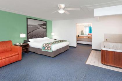 Super 8 by Wyndham Stevensville - image 13