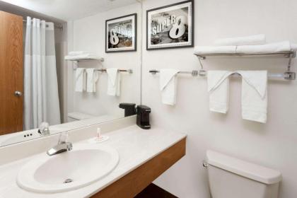 Super 8 by Wyndham Stevensville - image 15