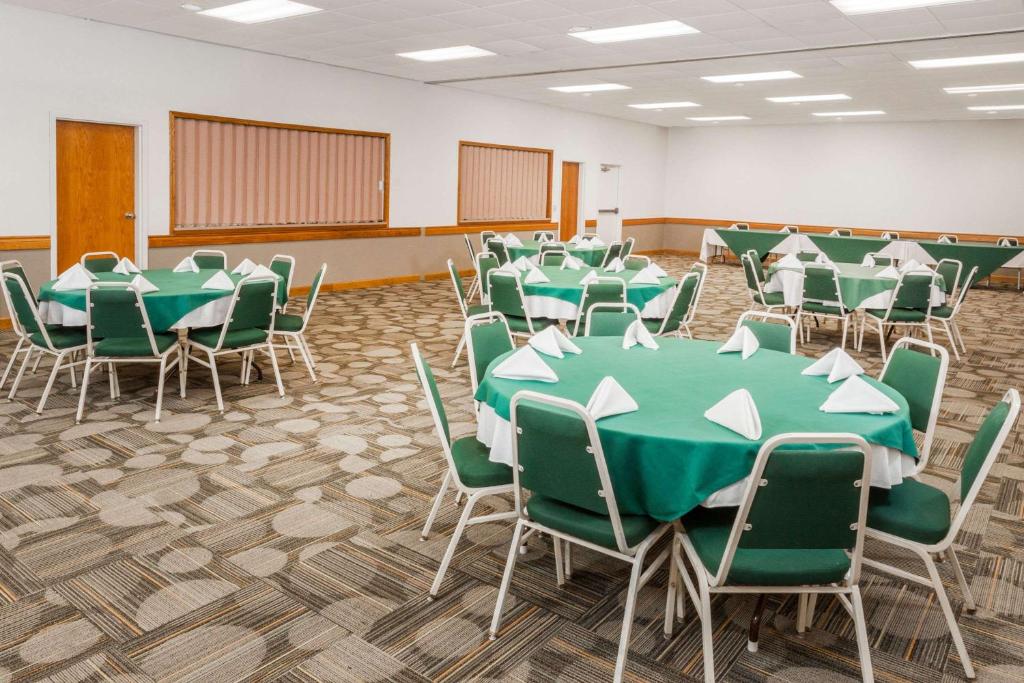 Super 8 by Wyndham Stevensville - image 3